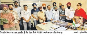 ਸਾਢੇ ਚਾਰ ਸਾਲ ਤੋਂ ਪੇਅ ਸਕੇਲ ਤੇ ਰੈਗੂਲਰ ਸਹੂਲਤਾਂ ਤੋਂ ਵਾਂਝੇ ਐਸੋਸੀਏਟ ਅਧਿਆਪਕ
ਡਿਪਟੀ ਕਮਿਸ਼ਨਰ ਨੂੰ ਸੌਂਪਿਆ ਰੋਸ ਪੱਤਰ, ਸੰਘਰਸ਼ ਤਿੱਖਾ ਕਰਨ ਦੀ ਚਿਤਾਵਨੀ