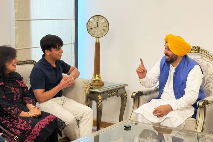 ਮੁੱਖ ਮੰਤਰੀ ਮਾਨ ਨੇ ਕੀਤੀ ਨੀਟ ’ਚ ਪਹਿਲਾ ਰੈਂਕ ਹਾਸਲ ਕਰਨ ਵਾਲੇ ਆਰੀਅਨ ਨਾਲ ਮੁਲਾਕਾਤ