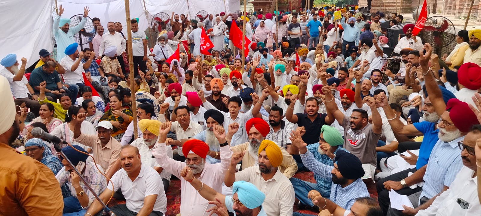 ਅੰਮ੍ਰਿਤਸਰ ‘ਚ ਮਹਾਂਬੰਦ ਨੂੰ ਭਰਵਾਂ ਹੁੰਗਾਰਾ, ਸਮੂਹ ਸਰਕਾਰੀ ਵਿਭਾਗਾਂ ‘ਚ ਪਸਰਿਆ ਸੰਨਾਟਾ