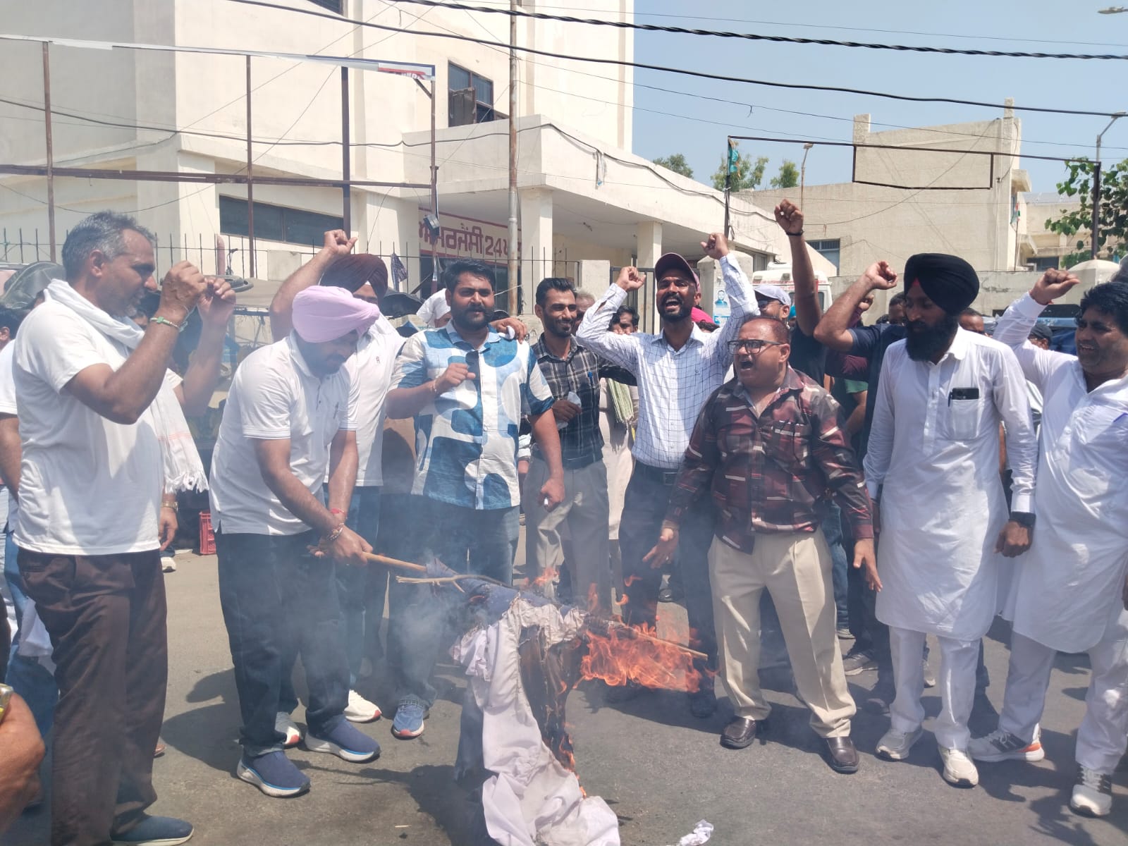 ਗੁਰੂਹਰਸਹਾਏ ਵਿੱਚ ਮੁਲਾਜ਼ਮਾਂ ਤੇ ਪੈਨਸ਼ਨਰਾਂ ਨੇ ਸਮੂਹਿਕ ਛੁੱਟੀ ਲੈ ਕੇ ਸਰਕਾਰ ਵਿਰੁੱਧ ਕੀਤਾ ਰੋਸ ਪ੍ਰਦਰਸ਼ਨ