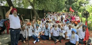 ਪੰਜਾਬ ਮਹਾ ਬੰਦ ਦੇ ਮੱਦੇਨਜ਼ਰ ਅਜਨਾਲਾ ’ਚ ਸਰਕਾਰੀ ਮੁਲਾਜ਼ਮਾਂ ਦੀ ਸਮੂਹਿਕ ਛੁੱਟੀ