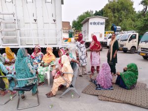 ਡੱਬਵਾਲੀ (ਹਰਿਆਣਾ), - ਕੂੜਾ ਚੁੱਕਣ ਦੇ ਵਿਰੋਧ ’ਚ ਜੇਸੀਬੀ ਅੱਗੇ ਲੇਟੇ ਸਫ਼ਾਈ ਮੁਲਾਜਮ, 50 ਨੂੰ ਪੁਲਿਸ ਲਾਈਨ ਭੇਜਿਆ