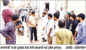 ਸਫ਼ਾਈ ਕਰਮਚਾਰੀਆਂ ਵਲੋਂ ਕੂੜਾ ਚੁੱਕਣ ਨੂੰ ਲੈ ਕੇ ਵਿਰੋਧ ਪ੍ਰਦਰਸ਼ਨ ਪ੍ਰਦਰਸ਼ਨ ਕਰ ਰਹੇ ਸਫਾਈ ਕਰਮਚਾਰੀਆਂ ਨੂੰ ਪੁਲਿਸ ਨੇ ਹਿਰਾਸਤ ’ਚ ਲਿਆ