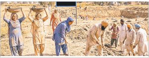 ਨਰੇਗਾ ਮਜ਼ਦੂਰਾਂ ਲਈ ਸਰਾਪ ਬਣੀ ਸਰਕਾਰ ਦੀ ਵੀ.ਬੀ. ਜੀ-ਰਾਮ-ਜੀ ਯੋਜਨਾ
ਕੇਂਦਰ ਨਾਲ ਰਾਜ ਦੀ ਹਿੱਸੇਦਾਰੀ ਜੋੜਨ ਬਾਅਦ ਨਰੇਗਾ ਮਜ਼ਦੂਰਾਂ ਦਾ ਕੰਮ ਘਟਿਆ