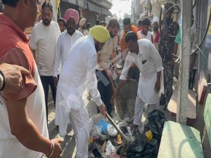 ਈ.ਟੀ.ਓ. ਨੇ ਸਫ਼ਾਈ ਅਭਿਆਨ ਚ ਹਿੱਸਾ ਲੈ ਕੇ ਆਪ ਕੀਤੀ ਬਾਜ਼ਾਰਾਂ ਦੀ ਸਫ਼ਾਈ
