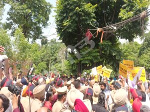ਆਮ ਆਦਮੀ ਪਾਰਟੀ ਵਲੋਂ ਭਾਜਪਾ ਦਫ਼ਤਰ ਦੇ ਬਾਹਰ ਪ੍ਰਦਰਸ਼ਨ