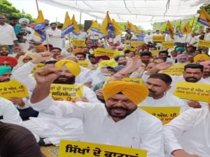 ਆਮ ਆਦਮੀ ਪਾਰਟੀ ਵਲੋ ਬਠਿੰਡਾ 'ਚ ਭਾਜਪਾ ਦਫ਼ਤਰ ਅੱਗੇ ਧਰਨਾ ਦੇ ਕੇ ਰੋਸ ਪ੍ਰਦਰਸ਼ਨ