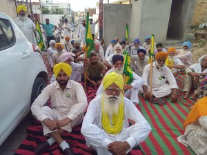 ਸੋਨਾ ਚੋਰੀ ਮਾਮਲੇ ’ਚ ਕਿਸਾਨਾਂ ਵਲੋਂ ਥਾਣਾ ਦਿੜ੍ਹਬਾ ਅੱਗੇ ਧਰਨਾ ਲਗਾਇਆ ਗਿਆ