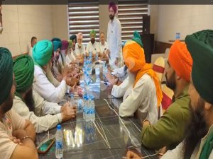 ਸੰਯੁਕਤ ਕਿਸਾਨ ਮੋਰਚੇ ਵਲੋਂ ਚੱਲ ਰਹੇ ਮੋਰਚੇ ਦੇ ਤੀਸਰੇ ਦਿਨ ਆਗੂਆਂ ਵਲੋਂ ਕੀਤੀ ਜਾ ਰਹੀ ਹੈ ਮੀਟਿੰਗ, ਲਏ ਜਾਣਗੇ  ਅਹਿਮ ਫ਼ੈਸਲੇ