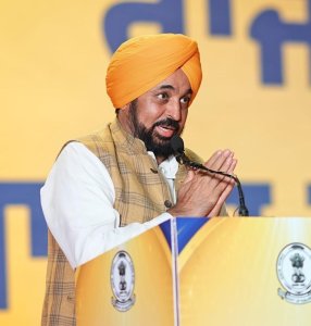 ਮੁੱਖ ਮੰਤਰੀ ਮਾਨ ਨੇ ਅਧਿਆਪਕਾਂ ਨੂੰ ਕੀਤਾ ਸਨਮਾਨਿਤ