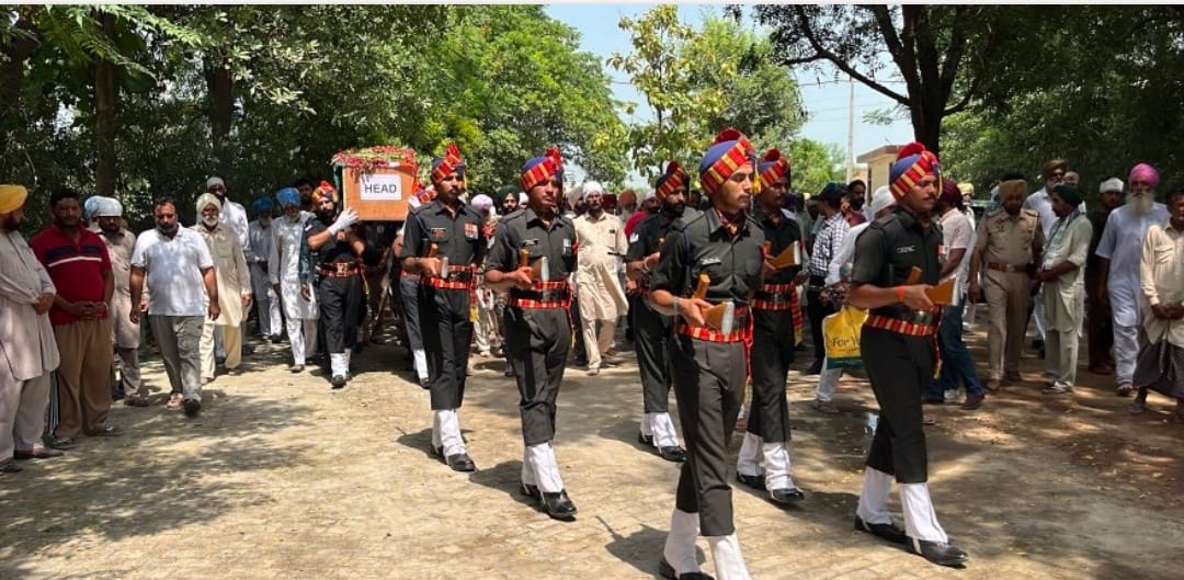 ਪਿੰਡ ਬੰਗੀ ਰੁਲਦੂ ਵਿਖੇ ਸ਼ਹੀਦ ਫੌਜੀ ਲਵਪ੍ਰੀਤ ਸਿੰਘ ਦਾ ਸਰਕਾਰੀ ਸਨਮਾਨਾਂ ਨਾਲ ਹੋਇਆ ਅੰਤਿਮ ਸੰਸਕਾਰ