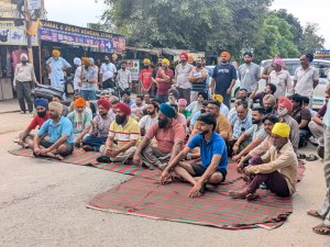 ਪੁਲਿਸ ਚੌਕੀ ਸਾਹਮਣੇ ਪੈਂਦੀਆਂ 10 ਦੁਕਾਨਾਂ ਦੇ ਚੋਰਾਂ ਤਾਲੇ ਤੋੜੇ, ਦੁਕਾਨਦਾਰ ਨੇ ਪ੍ਰਸ਼ਾਸਨ ਖ਼ਿਲਾਫ਼ ਕੀਤਾ ਰੋਸ ਪ੍ਰਦਰਸ਼ਨ