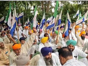 ਸ਼ੰਬੂ ਖਨੂਰੀ ਬਾਰਡਰ ’ਤੇ ਚੋਰੀ ਤੇ ਹੋਰ ਮੰਗਾਂ ਨੂੰ ਲੈ ਕੇ ਕਿਸਾਨਾ ਨੇ ਜਲੰਧਰ ’ਚ ਲਗਾਇਆ ਧਰਨਾ