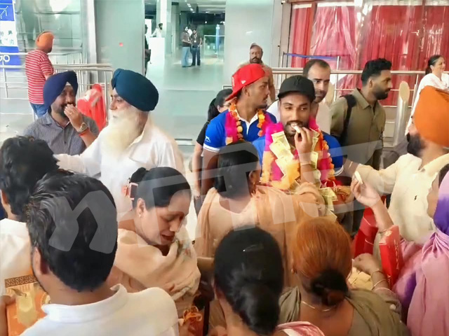 ਜੂਨੀਅਰ ਹਾਕੀ ਏਸ਼ੀਆ ਕੱਪ ’ਚ ਭਾਰਤ ਦਾ ਝੰਡਾ ਬੁਲੰਦ ਕਰਨ ਉਪਰੰਤ ਭਾਰਤ ਪਹੁੰਚੇ ਖਿਡਾਰੀਆਂ ਦਾ ਰਾਜਾਸਾਂਸੀ ਹਵਾਈ ਅੱਡੇ ਤੇ ਭਰਵਾਂ ਸਵਾਗਤ