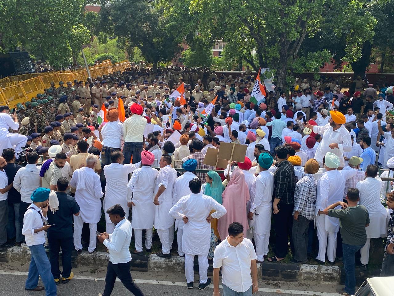 ਚੰਡੀਗੜ੍ਹ ’ਚ ਪੰਜਾਬ ਕਾਂਗਰਸ ਦਾ ਰੋਸ ਮਾਰਚ, ਵਰਕਰਾਂ ਅਤੇ ਪੁਲਿਸ ਵਿਚਕਾਰ ਝੜਪ