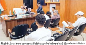 ਅਧਿਕਾਰੀ ਜਨਤਕ ਹਿੱਤ ਦੇ ਮਾਮਲਿਆਂ ਨੂੰ ਪਹਿਲ ਦੇ ਆਧਾਰ ’ਤੇ ਨਜਿੱਠਣ-ਐੱਸ.ਡੀ.ਐਮ. ਆਕਾਸ਼ ਸ਼ਰਮਾ