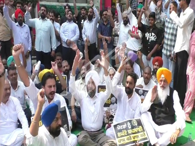 ਲਗਾਤਾਰ ਲੱਗ ਰਹੇ ਬਿਜਲੀ ਕੱਟਾਂ ਦੇ ਵਿਰੋਧ 'ਚ ਸ਼੍ਰੋਮਣੀ ਅਕਾਲੀ ਦਲ (ਬ) ਵਲੋਂ ਪ੍ਰਦਰਸ਼ਨ