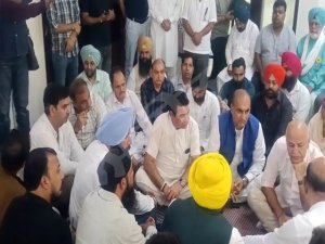 ਭਗਤ ਚੂਨੀ ਲਾਲ ਦੇ ਦਿਹਾਂਤ ’ਤੇ ਮਨੀਸ਼ ਸਿਸੋਦੀਆ ਨੇ ਮਹਿੰਦਰ ਭਗਤ ਦੇ ਘਰ ਪਹੁੰਚ ਕੇ ਪ੍ਰਗਟਾਇਆ ਦੁੱਖ