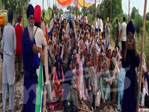 ਦੇਵੀਦਾਸਪੁਰਾ ਰੇਲਵੇ ਟ੍ਰੈਕ ’ਤੇ ਕਿਸਾਨਾਂ ਨੇ 12 ਵਜੇ ਸ਼ੁਰੂ ਕੀਤਾ ਧਰਨਾ