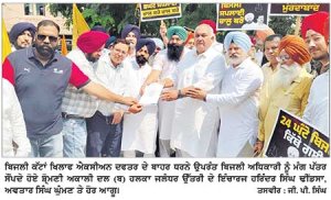 ਜਲੰਧਰ ਉੱਤਰੀ ਹਲਕੇ ਦੇ ਇੰਚਾਰਜ ਢੀਂਡਸਾ ਦੀ ਅਗਵਾਈ ਹੇਠ ਬਿਜਲੀ ਦੀ ਮਾੜੀ ਸਪਲਾਈ ਖ਼ਿਲਾਫ਼ ਧਰਨਾ