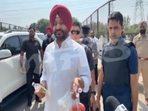 ਮੁੱਖ ਮੰਤਰੀ ਭਗਵੰਤ ਮਾਨ ਦੇ ਕਾਫਲੇ ਤੇ ਸਾਬਕਾ ਕੇਂਦਰੀ ਰਾਜ ਮੰਤਰੀ ਰਵਨੀਤ ਸਿੰਘ ਬਿੱਟੂ ਨੇ ਸੁੱਟਿਆ ਆਂਡਾ