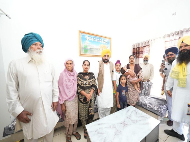 ਅੱਜ  ਆਪਣੇ ਹਲਕੇ ਧੂਰੀ ਤੋਂ ਕੀਤੀ ਪਾਰਟੀ ਦੀ ਡੋਰ ਟੂ ਡੋਰ ਮੁਹਿੰਮ ਦੀ ਸ਼ੁਰੂਆਤ - ਭਗਵੰਤ ਮਾਨ