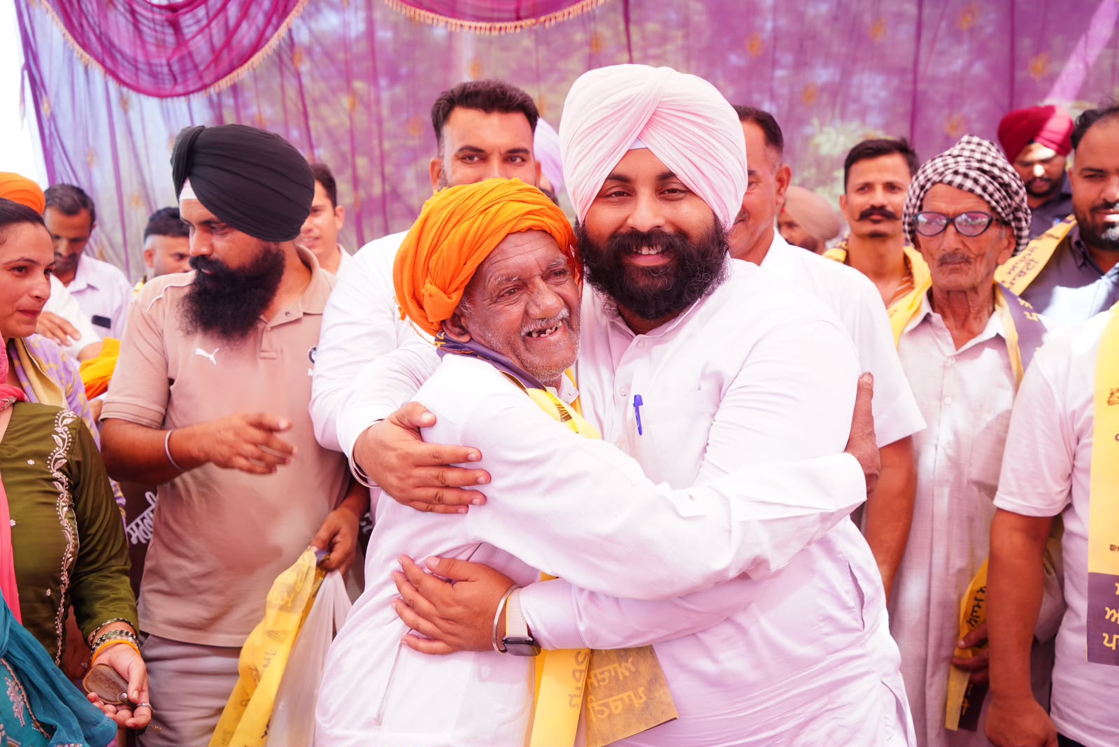 ਹਲਕਾ ਸ੍ਰੀ ਅਨੰਦਪੁਰ ਸਾਹਿਬ ਦੇ ਕਾਂਗਰਸੀ ਸਰਪੰਚ ਸਮੇਤ ਦਰਜਨਾਂ ਪਰਿਵਾਰ ਆਮ ਆਦਮੀ ਪਾਰਟੀ ਵਿਚ ਸ਼ਾਮਿਲ