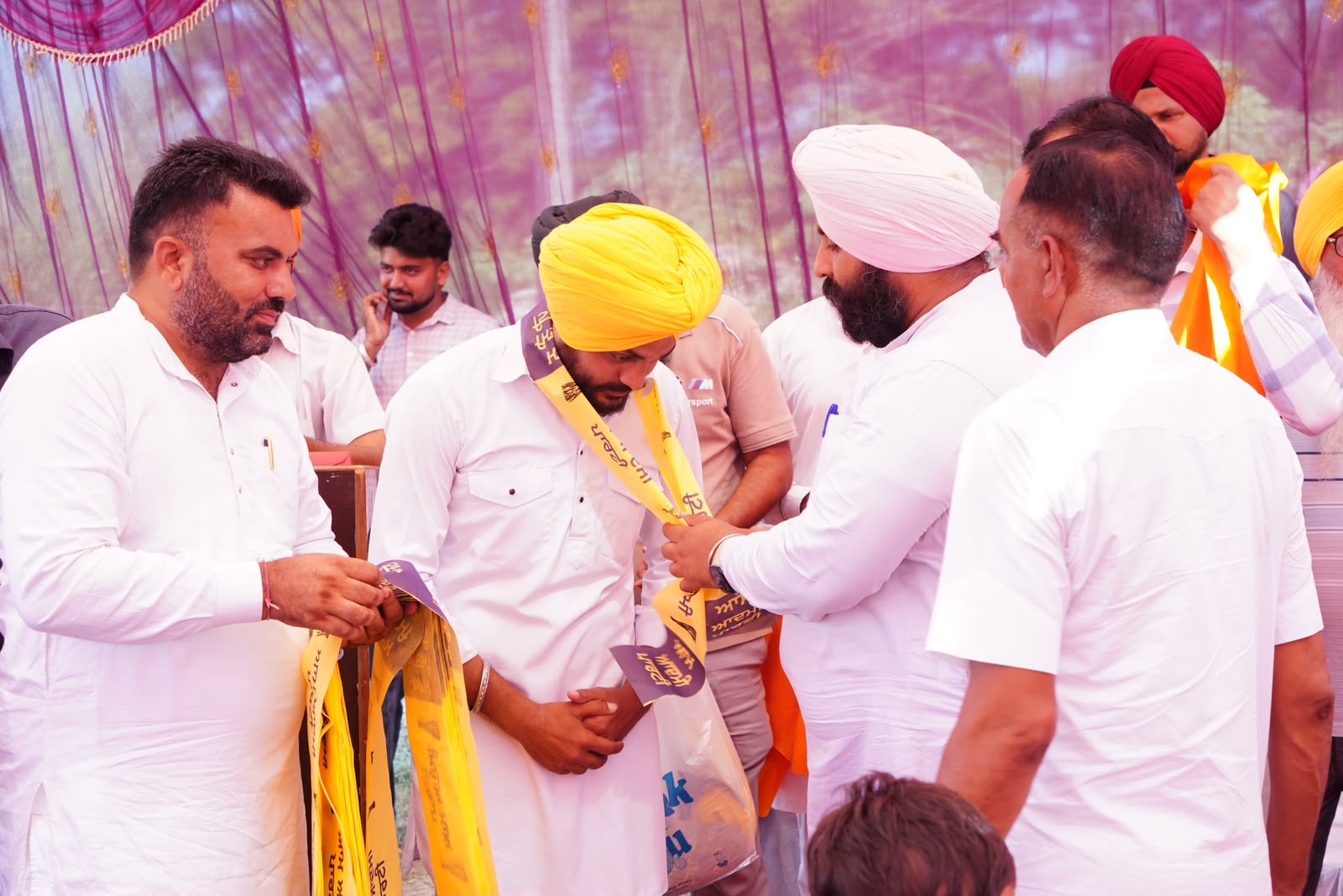 ਹਲਕਾ ਸ੍ਰੀ ਅਨੰਦਪੁਰ ਸਾਹਿਬ ਦੇ ਕਾਂਗਰਸੀ ਸਰਪੰਚ ਸਮੇਤ ਦਰਜਨਾਂ ਪਰਿਵਾਰ ਆਮ ਆਦਮੀ ਪਾਰਟੀ ਵਿਚ ਸ਼ਾਮਿਲ