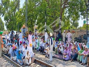 ਖੁਦਕੁਸ਼ੀ ਮਾਮਲੇ ’ਚ ਨਾਮਜ਼ਦ ਦੋਸ਼ੀਆਂ ਦੀ ਗ੍ਰਿਫ਼ਤਾਰੀ ਨੂੰ ਲੈ ਕੇ ਕਿਸਾਨ ਯੂਨੀਅਨ ਵਲੋਂ ਰੇਲਵੇ ਲਾਈਨਾਂ ’ਤੇ ਧਰਨਾ