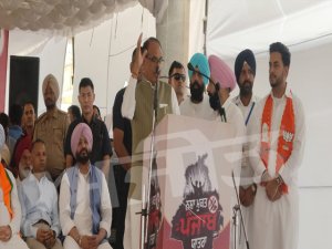 ਨਸ਼ਾ ਮੁਕਤ ਪੰਜਾਬ ਯਾਤਰਾ ਤੋਂ ਪਹਿਲਾਂ ਇਕੱਤਰਤਾ ਨੂੰ ਸੰਬੋਧਨ ਕਰ ਰਹੇ ਹਨ ਸ਼ਿਵਰਾਜ ਚੌਹਾਨ