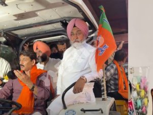 'ਨਸ਼ਾ ਮੁਕਤ ਪੰਜਾਬ ਯਾਤਰਾ' ਦੌਰਾਨ  ਗੁਰਦਰਸ਼ਨ ਸਿੰਘ ਸੈਣੀ ਦੇ ਟਰੈਕਟਰ 'ਤੇ ਬਹਿ ਕੇ ਜ਼ੀਰਕਪੁਰ ਪਹੁੰਚੇ ਮਨੋਜ ਤਿਵਾੜੀ