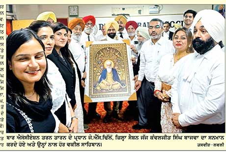 ਪ੍ਰਧਾਨ ਐਡਵੋਕੇਟ ਜੇ.ਐੱਸ. ਢਿੱਲੋਂ ਵਲੋਂ ਜ਼ਿਲ੍ਹਾ ਸੈਸ਼ਨ ਜੱਜ ਕੰਵਲਜੀਤ ਸਿੰਘ ਬਾਜਵਾ ਦਾ ਸਨਮਾਨ