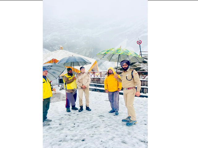 ਬਰਫ਼ ਦੀ ਚਾਦਰ ਨਾਲ ਢੱਕਿਆ  ਸ੍ਰੀ ਹੇਮਕੁੰਟ ਸਾਹਿਬ