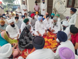 ਗੋਲੀ ਨਾਲ ਮਾਰੇ ਅਕਾਲੀ ਆਗੂ ਦੇ ਘਰ ਪਹੁੰਚੇ ਬਿਕਰਮ ਮਜੀਠੀਆ Bikram Singh Majithia