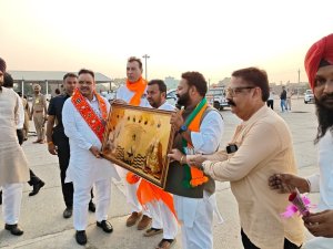 ਭਾਜਪਾ ਆਗੂ ਦੀਪਕ ਸ਼ਰਮਾ ਨੇ ਰਾਜਸਥਾਨ ਦੇ ਮੁੱਖ ਮੰਤਰੀ ਭਜਨ ਲਾਲ ਸ਼ਰਮਾ ਨੂੰ ਸਿਰੋਪਾ ਤੇ ਸਨਮਾਨ ਚਿੰਨ੍ਹ ਦੇ ਕੇ ਕੀਤਾ ਸਨਮਾਨਿਤ