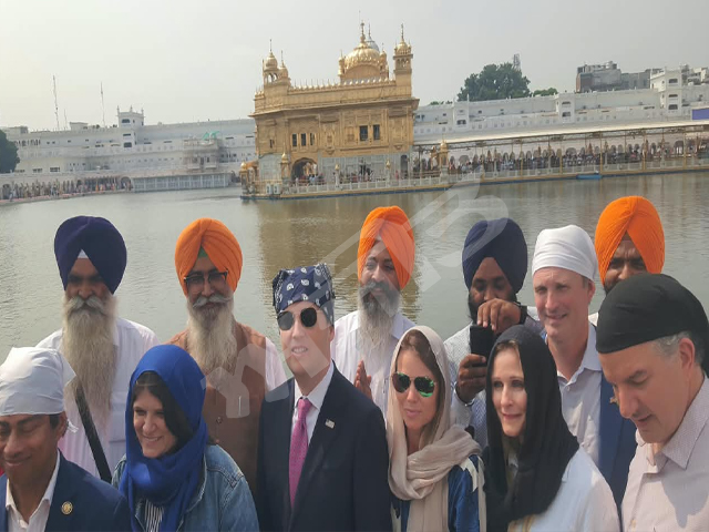 ਵਫ਼ਦ ਸਮੇਤ ਸ੍ਰੀ ਹਰਿਮੰਦਰ ਸਾਹਿਬ ਵਿਖੇ ਨਤਮਸਤਕ ਹੋਣ ਪੁੱਜੇ ਭਾਰਤ ਚ ਅਮਰੀਕੀ ਸਫੀਰ ਸਰਜੀਓ ਗੋਰ