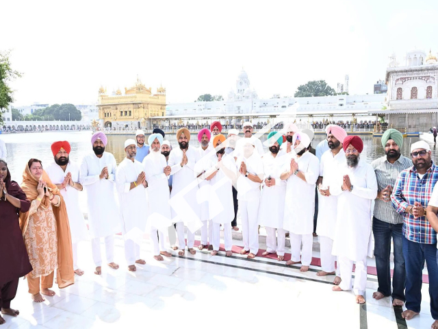 ਕਾਂਗਰਸ ਦੇ ਸੀਨੀਅਰ ਆਗੂ ਸੂਰਜ ਠਾਕੁਰ ਸ੍ਰੀ ਹਰਿਮੰਦਰ ਸਾਹਿਬ ਵਿਖੇ ਹੋਏ ਨਤਮਸਤਕ