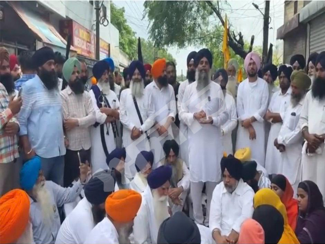 ਅਕਾਲੀ ਦਲ (ਵਾਰਿਸ ਪੰਜਾਬ ਦੇ) ਨੇ ਐਡਵੋਕੇਟ ਧਾਮੀ ਦੇ ਘਰ ਸਾਹਮਣੇ ਰੋਸ ਧਰਨਾ ਲਗਾ ਕੇ ਮੰਗਿਆ ਅਸਤੀਫ਼ਾ