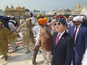ਵਫਦ ਸਮੇਤ ਸ੍ਰੀ ਹਰਿਮੰਦਰ ਸਾਹਿਬ ਵਿਖੇ ਨਤਮਸਤਕ ਹੋਣ ਪੁੱਜੇ ਭਾਰਤ ਵਿਚ ਅਮਰੀਕੀ ਸਫੀਰ ਸਰਜੀਓ ਗੋਰ
