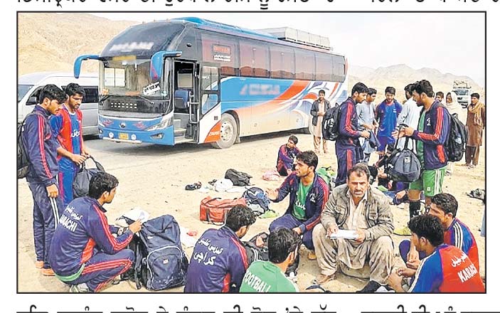 ਪਾਕਿ ’ਚ ਕਰਾਚੀ ਦੀ ਫੁੱਟਬਾਲ ਟੀਮ ਨੂੰ ਹਥਿਆਰਬੰਦ ਗਰੋਹ ਨੇ ਬੰਦੂਕ ਦੀ ਨੋਕ ’ਤੇ ਲੁੱਟਿਆ
ਕੁੱਟਮਾਰ ਕਰਕੇ ਖੋਹੀ ਨਕਦੀ ਤੇ ਮੋਬਾਈਲ