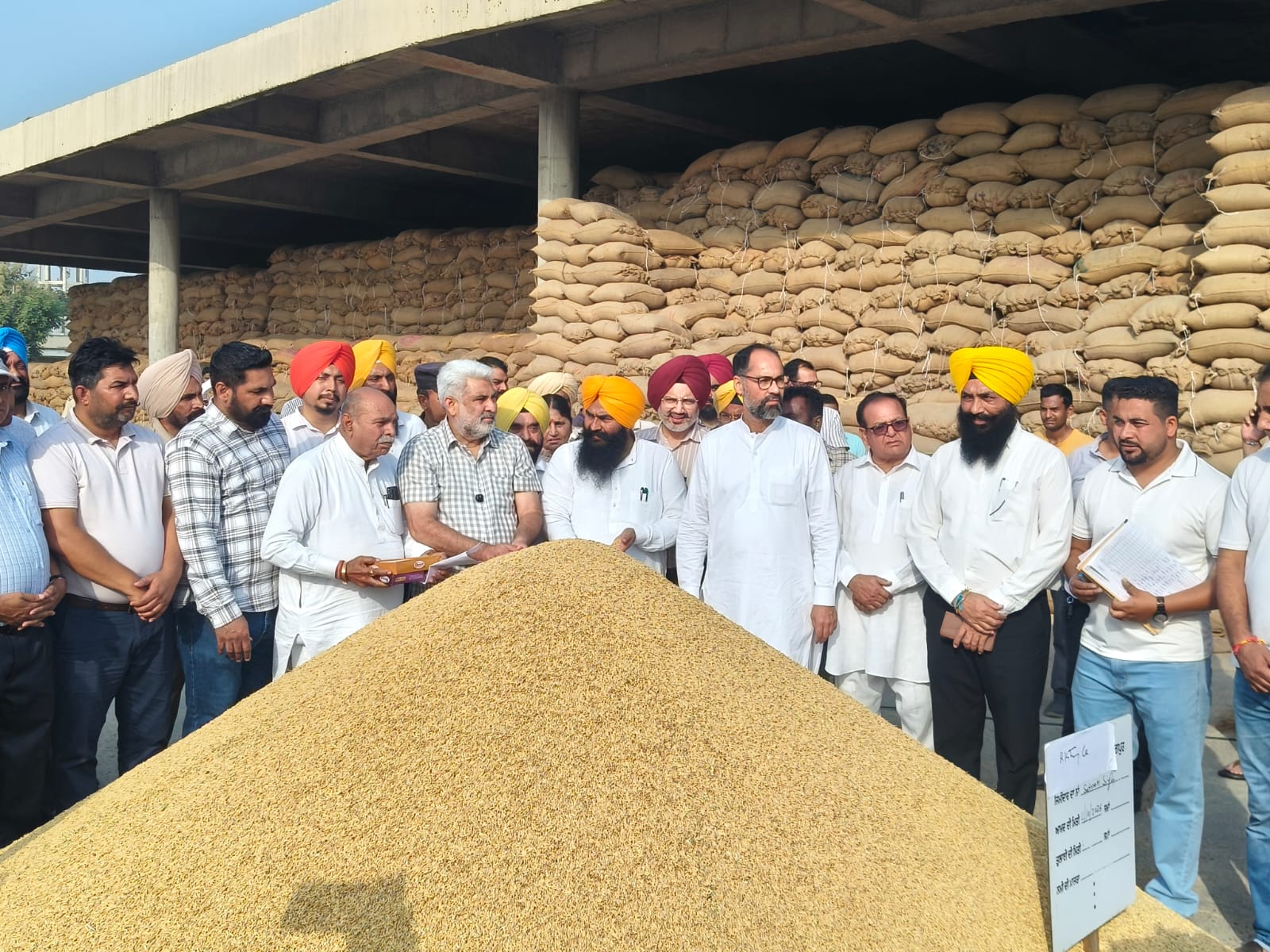 ਲਾਲ ਚੰਦ ਕਟਾਰੂਚੱਕ ਨੇ ਭੋਗਪੁਰ ਦਾਣਾ ਮੰਡੀ ਵਿਖੇ ਝੋਨੇ ਦੀ ਖਰੀਦ ਪ੍ਰਬੰਧਾਂ ਦਾ ਲਿਆ ਜਾਇਜ਼ਾ