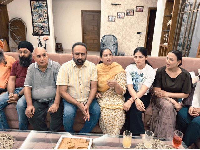 ਪੁਰਸ਼ ਹਾਕੀ ਟੀਮ ਦੀ ਸ਼ਾਨਦਾਰ ਜਿੱਤ ਤੋਂ ਬਾਅਦ ਸਾਬਕਾ ਕਪਤਾਨ ਅਤੇ ਸੀਨੀਅਰ ਖਿਡਾਰੀ ਮਨਪ੍ਰੀਤ ਸਿੰਘ ਦੇ ਘਰ ਖੁਸ਼ੀ ਦਾ ਮਾਹੌਲ
