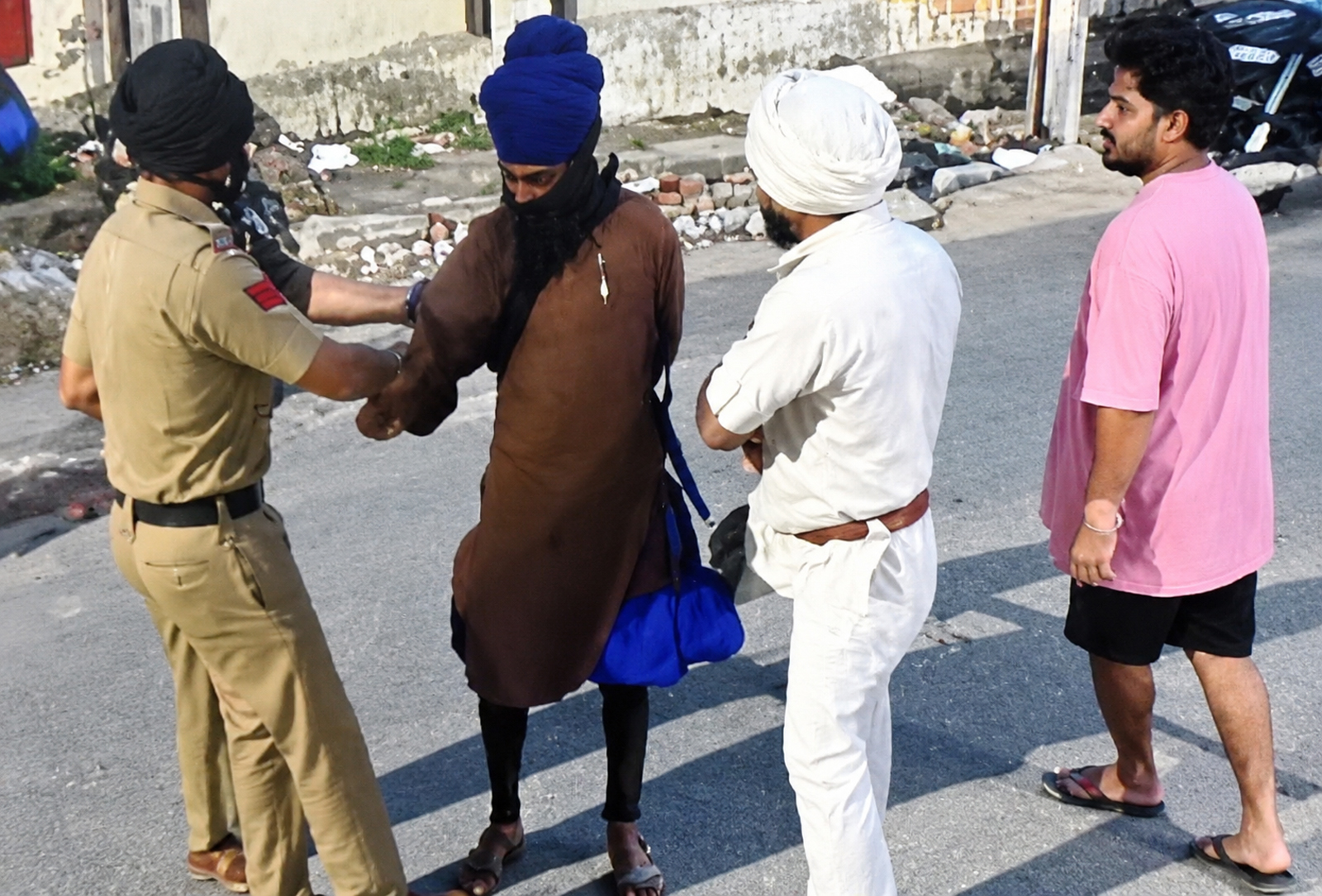 ਨੌਜਵਾਨ ਵਲੋਂ ਸੁਨਿਆਰੇ ’ਤੇ ਪੈਟਰੋਲ ਛਿੜਕ ਕੇ ਅੱਗ ਲਾਉਣ ਦੀ ਕਥਿਤ ਕੋਸ਼ਿਸ਼