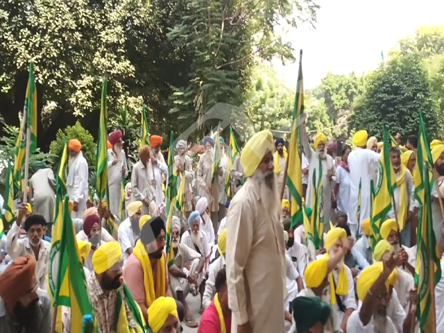 ਭਾਰਤੀ ਕਿਸਾਨ ਯੂਨੀਅਨ ਉਗਰਾਹਾਂ ਵਲੋਂ ਡੀ.ਸੀ. ਦਫ਼ਤਰ ਦੇ ਬਾਹਰ ਪ੍ਰਦਰਸ਼ਨ