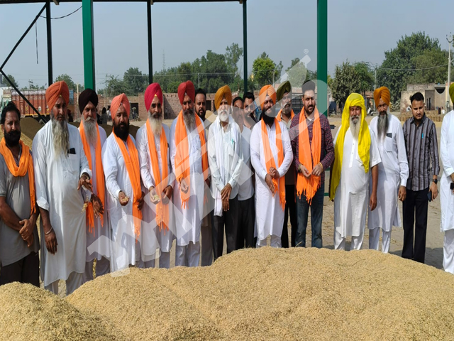 ਗੁਰਦੇਵ ਸਿੰਘ ਲਾਖਣਾ ਤੇ ਭਗਵੰਤ ਸਿੰਘ ਕੰਬੋਕੇ ਨੇਮਾਰਕੀਟ ਕਮੇਟੀ ਖੇਮਕਰਨ ਅਧੀਨ ਆਉਦੀਆਂ ਮੰਡੀਆਂ ਚ ਝੋਨੇ ਦੀ ਸਰਕਾਰੀ ਖ਼ਰੀਦ ਕਰਵਾਈ ਸੁਰੂ