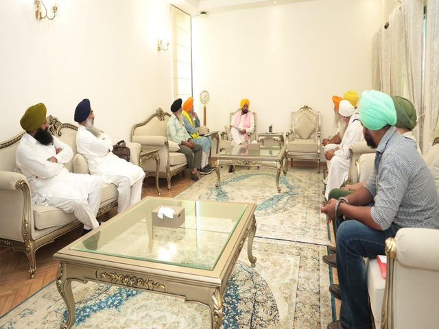 ਮੁੱਖ ਮੰਤਰੀ ਭਗਵੰਤ ਮਾਨ ਵਲੋਂ ਧਰਮ ਯੁੱਧ ਮੋਰਚੇ' ਦੇ ਆਗੂ ਗੁਰਪ੍ਰੀਤ ਸਿੰਘ ਖ਼ਾਲਸਾ ਨਾਲ ਅਹਿਮ ਮੀਟਿੰਗ