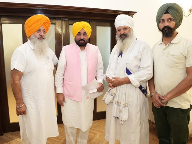 ਮੁੱਖ ਮੰਤਰੀ ਭਗਵੰਤ ਮਾਨ ਵਲੋਂ ਧਰਮ ਯੁੱਧ ਮੋਰਚੇ' ਦੇ ਆਗੂ ਗੁਰਪ੍ਰੀਤ ਸਿੰਘ ਖ਼ਾਲਸਾ ਨਾਲ ਅਹਿਮ ਮੀਟਿੰਗ