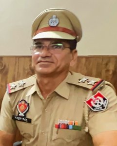 ਪਿੰਡ ਘਰਾਚੋਂ 'ਚ ਸੀ.ਬੀ.ਆਈ. ਦੀ ਛਾਪੇਮਾਰੀ ਦੌਰਾਨ ਫੁੱਲਾਂ ਦੀ ਹੋਈ ਵਰਖਾ ਦੇ ਮਾਮਲੇ 'ਚ ਐਸ.ਐਚ.ਓ  ਭਵਾਨੀਗੜ੍ਹ ਮੁਅਤੱਲ