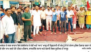 ਅਬੋਹਰ ’ਚ ਗੋਲੀਕਾਂਡ ਦੇ ਦੋਸ਼ੀ ਤੇ ‘ਆਪ’ ਆਗੂ ਦੀ ਗ੍ਰਿਫ਼ਤਾਰੀ ਨੂੰ ਲੈ ਕੇ ਪੀੜਤ ਪਰਿਵਾਰ ਤੇ ਵਾਲਮੀਕਿ ਸਮਾਜ ਨੇ ਲਗਾਇਆ ਧਰਨਾ