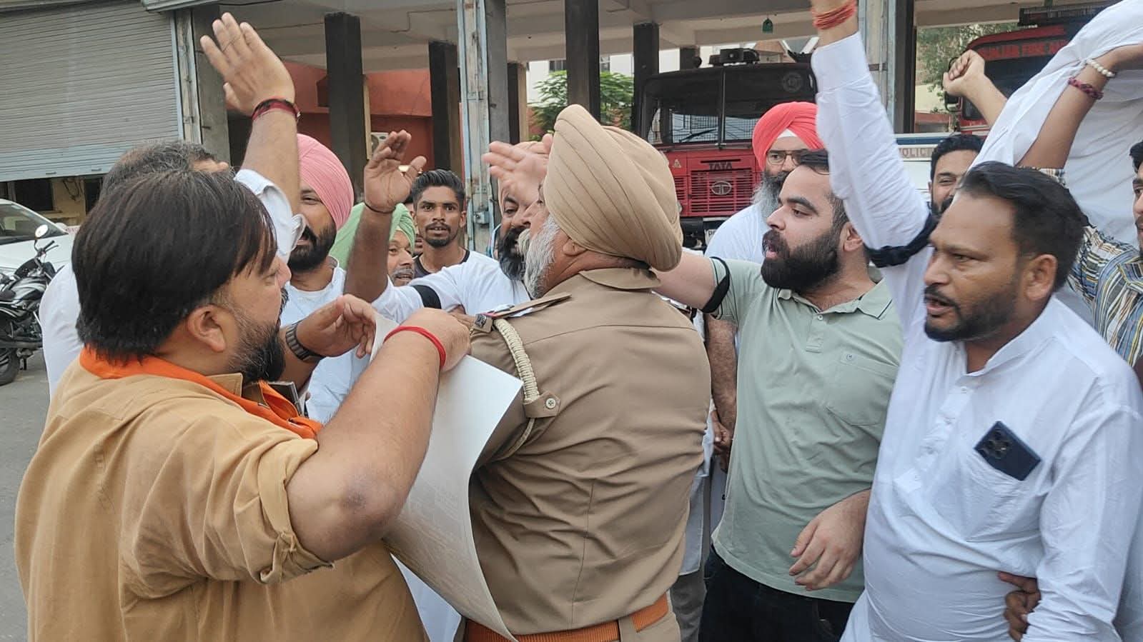 ਕਾਂਗਰਸੀ ਤੇ ਭਾਜਪਾ ਆਗੂ ਹੋਏ ਆਹਮੋ-ਸਾਹਮਣੇ